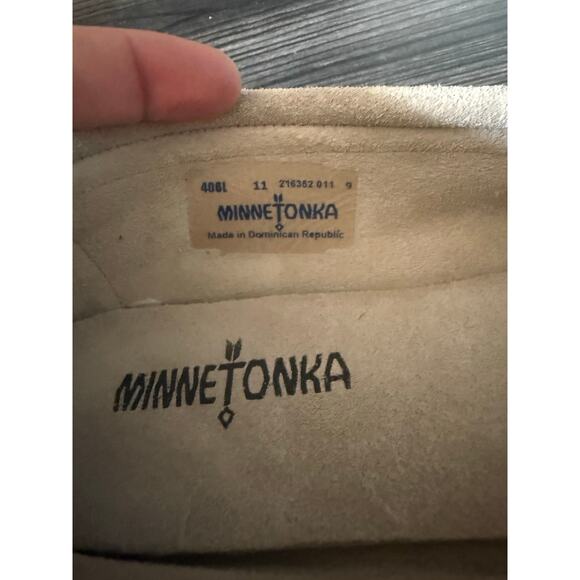 NWOT Minnetonka Women's Kilty Hardsole in Stone Sz. 11 - Picture 2 of 8